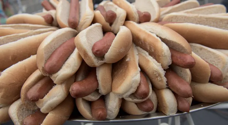 Encuentran ADN humano en salchichas de perros calientes