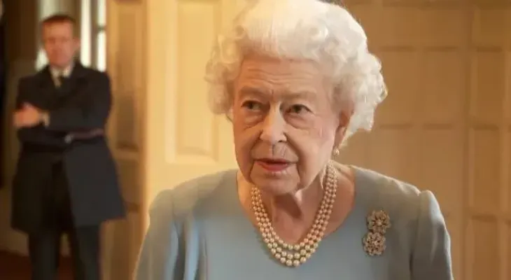 La reina Isabel II, positivo por covid-19