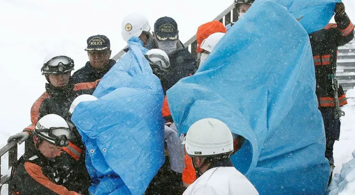 Tragedia en Japón: 8 estudiantes murieron por avalancha de nieve