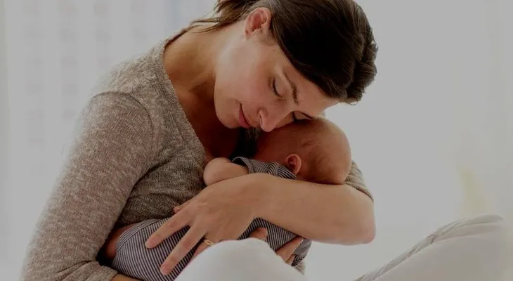Los genes del padre pueden tener impacto en el amor maternal, según estudio