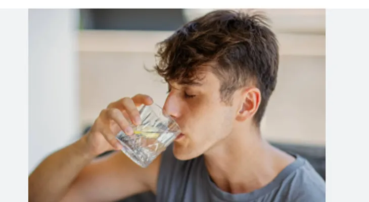 ¿Cómo es mejor tomar agua: poco a poco o mucha de un golpe?