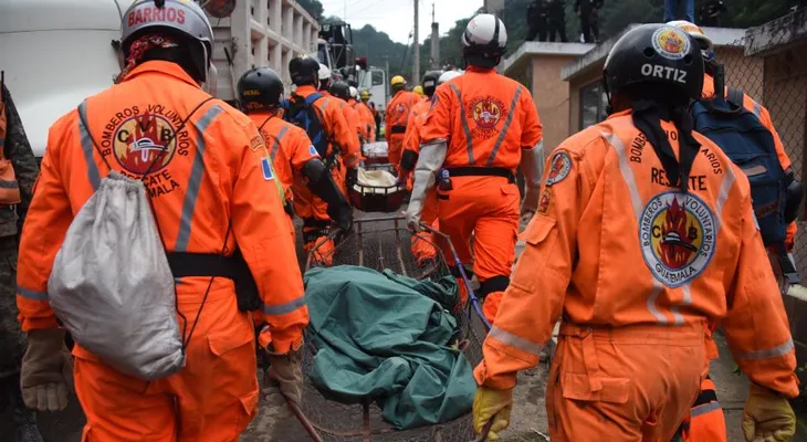 Sin esperanzas de hallar sobrevivientes, siguen recuperando cuerpos en Guatemala
