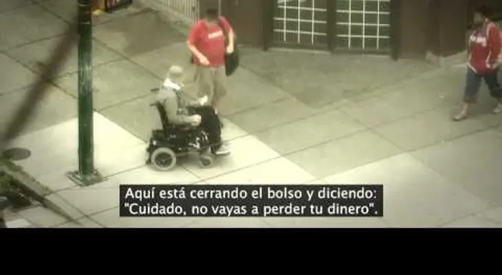 (Video): Policía se hace pasar por discapacitado y se lleva una grata sorpresa... 