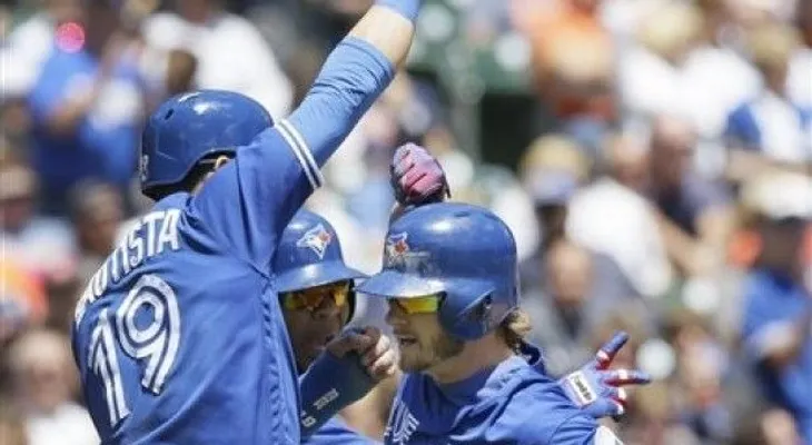 Donaldson pega triple y jonrón en triunfo de Azulejos; Bautista de 4-2