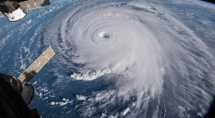 El huracán Florence se debilita y baja a categoría dos