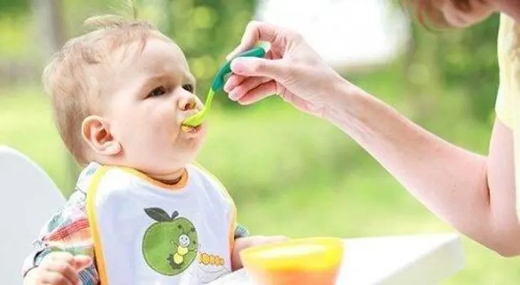 Anticipar alimentación complementaria eleva riesgo de sobrepeso y obesidad