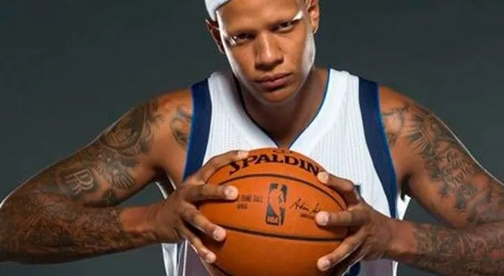 Villanueva  y Mavs oficializan su pacto laboral 