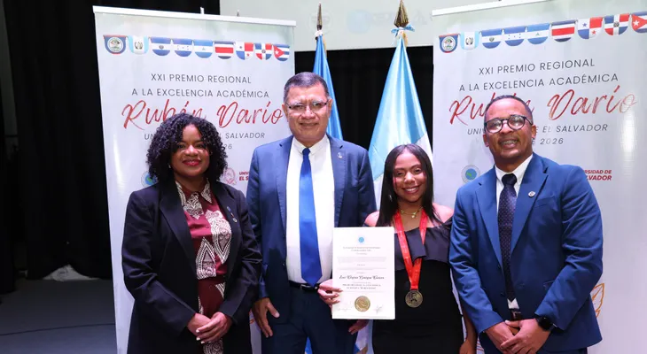 Estudiante de la UASD en Nagua gana premio a la excelencia en El Salvador