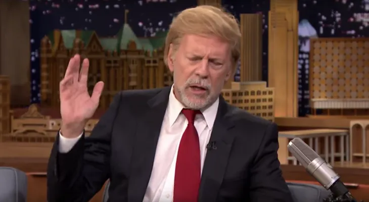 Bruce Willis usa el pelo 'a la Trump' para entrevista con Jimmy Fallon