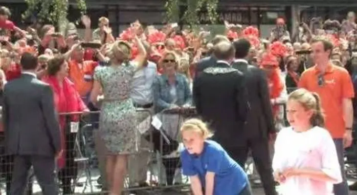 Video: Se desata un escándalo en Holanda, por video donde Alcalde toca trasero a la reina