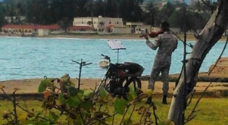 En vez de un arma, el policía sacó un violín y empezó a tocar