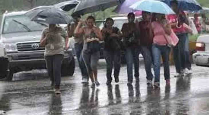 Aguaceros y calor, por onda tropical unida a efectos de una vaguada