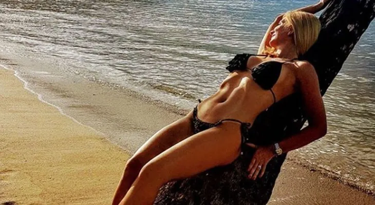 El destape de una periodista a los 47, en bikini