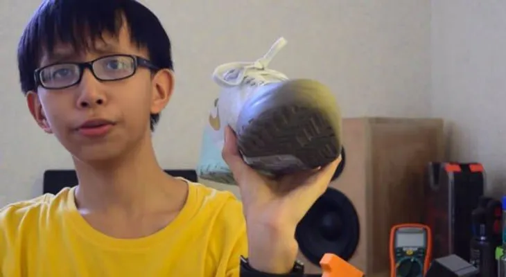 Un chico de 15 años crea un calzado que genera electricidad