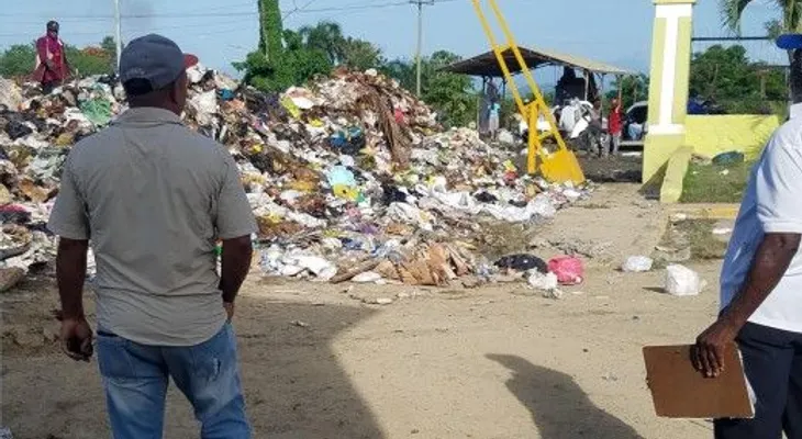 Conflicto con Medio Ambiente; Lajún acusa institución de permitir vertido de basura en la entrada del vertedero