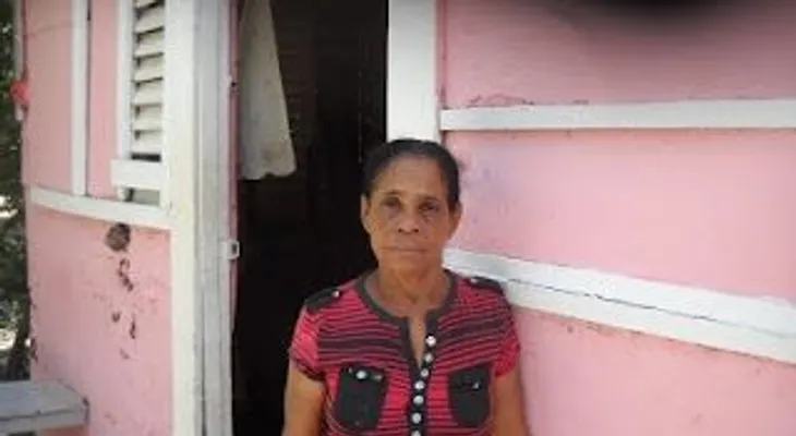 Mujer denuncia Policía de La Vega mantiene en solitaria un hijo suyo
