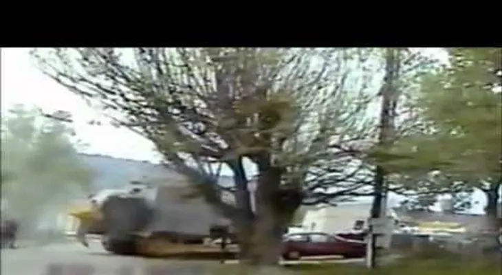 El increíble caso del mecánico que se llevó por delante su ciudad (VIDEO)