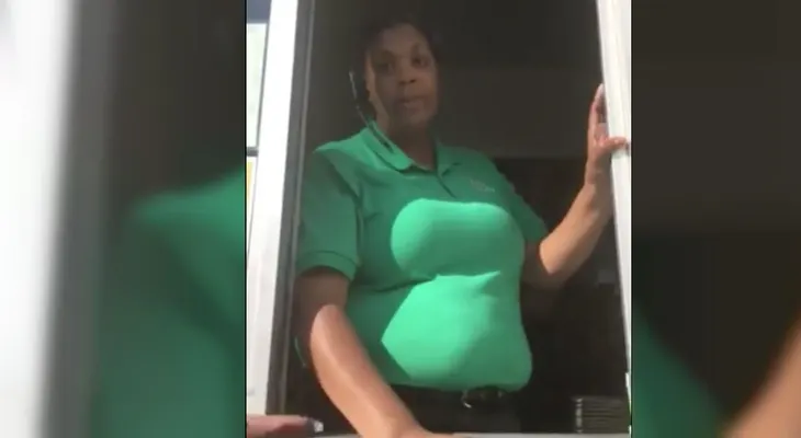 Una mujer latina fue victima de un maltrato en un restaurante de comida rápida 