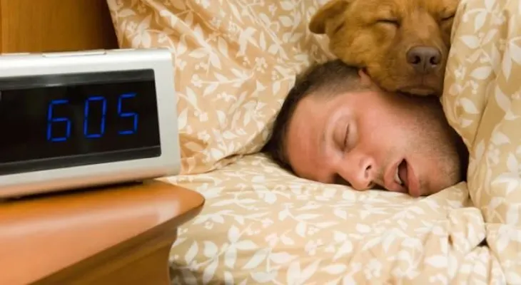 ¿Es beneficioso o perjudicial dormir con perros?