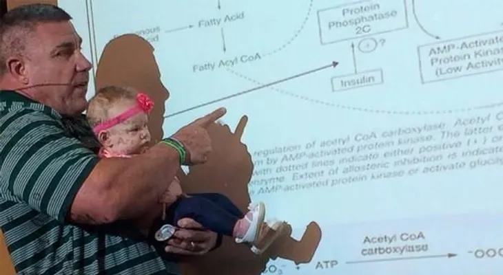 Profesor carga un bebé y se gana el respeto de los estudiantes