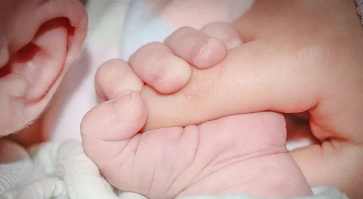  El increíble nacimiento de un bebé con el DIU de su mamá en la mano