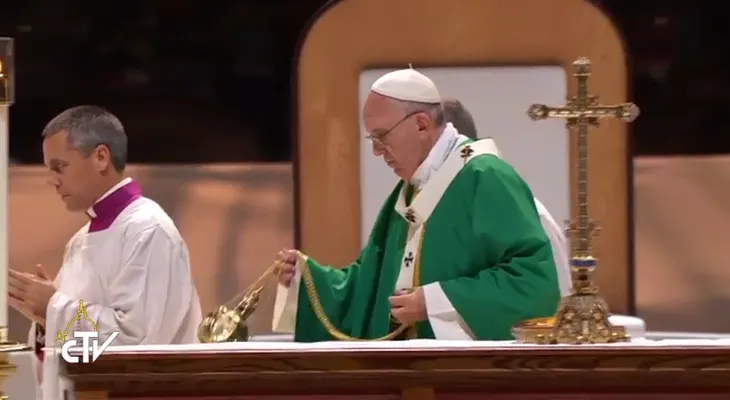 Francisco oficia una misa en el Madison Square Garden de Nueva York