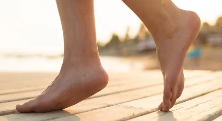 El exceso de calor y la humedad causan aparición de hongos en los pies, avisan los podólogos