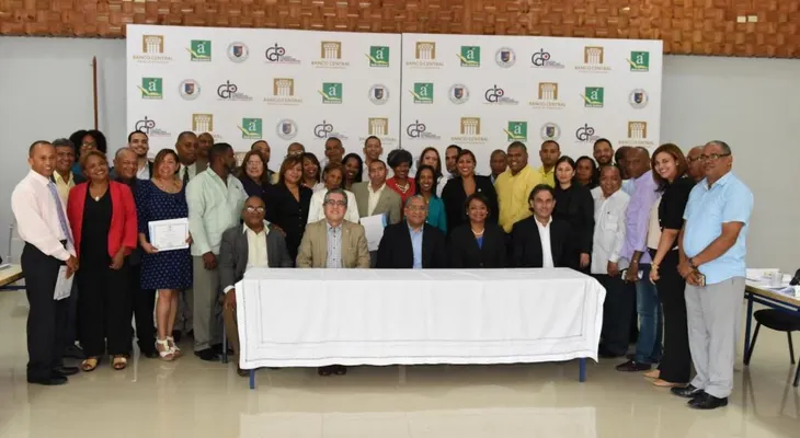 Banco Central de la RD clausura IX diplomado  "Formación económica para comunicadores"