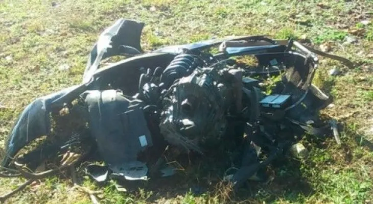 Dos jóvenes mueren al chocar su carro con una palma en Las Américas