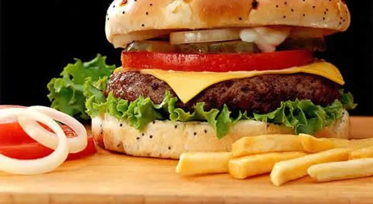 Estos alimentos producen cáncer: tomates enlatados, gaseosas, papas fritas, carne roja, azúcar refinada y salmón