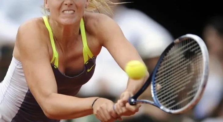 Sharapova tumba a Azarenka y espera rival en la final