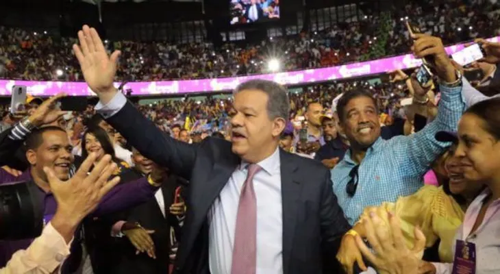 Leonel Fernández muestra su fortaleza frente a Danilo Medina 
