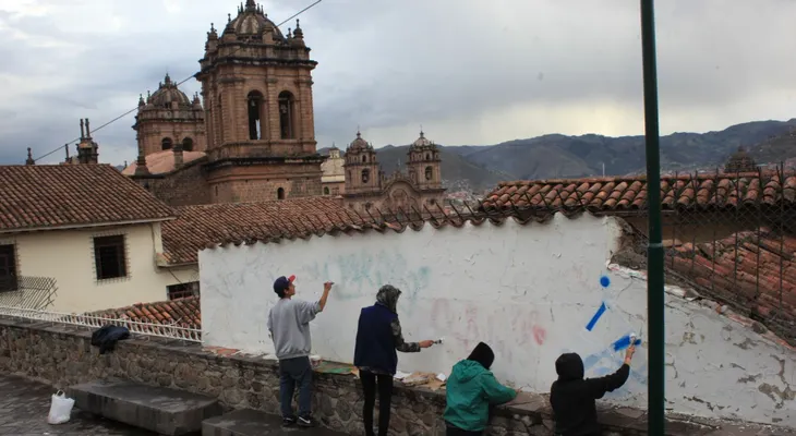 Por pintar grafitis, cuatro turistas fueron expulsados de Perú