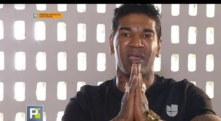 Omega le manda fuego a Yeny Berenice en entrevista en Primer Impacto