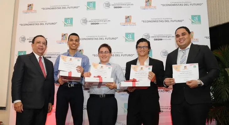 Banco Central premia ganadores de la competencia Economistas del futuro