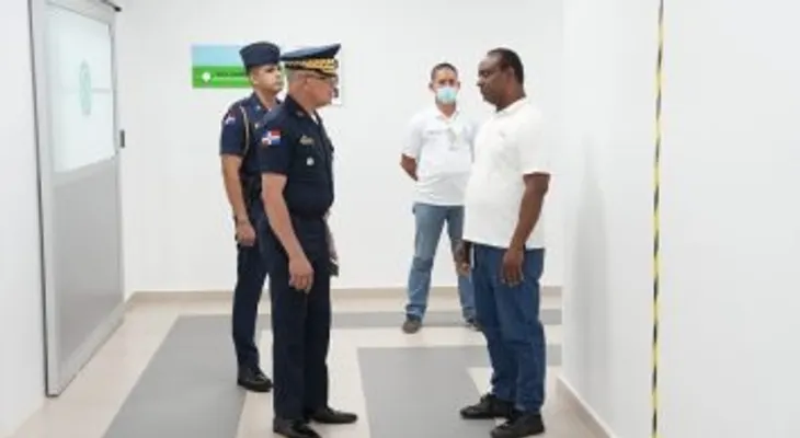 Director de la Policía visita a teniente retirado herido al frustrar asalto en Villa Juana