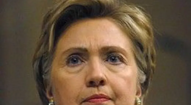 Clinton ataca a Trump por su apoyo a figuras como Putin o Sadam Huseín