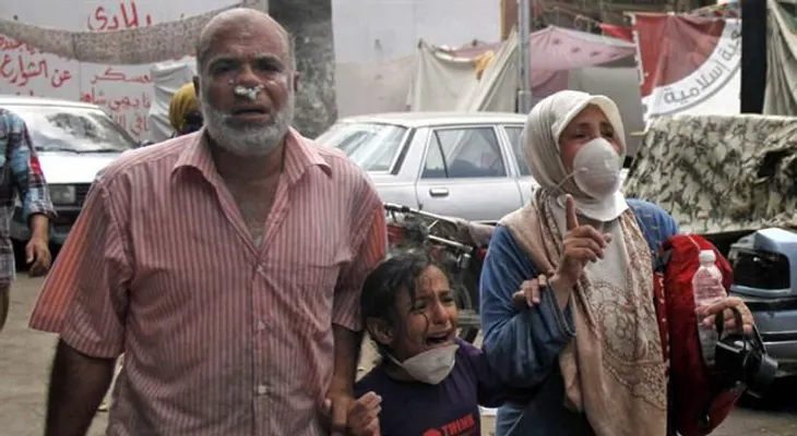 Fuerzas egipcias irrumpen en dos plazas en El Cairo dejando decenas de muertos
