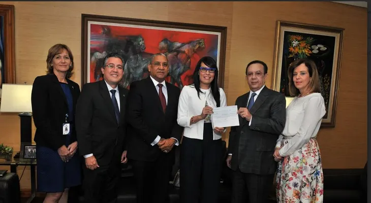 Banco Central hace donativo a Fundación Francina Hungría