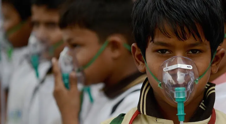 La contaminación ahoga a Nueva Delhi y la obliga a parar a millones de coches