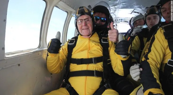 El temerario de 101 años que rompió un récord de paracaidismo