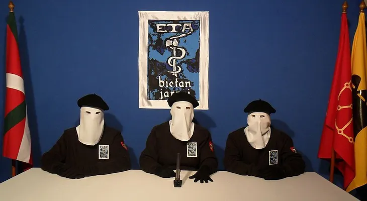 El grupo separatista vasco ETA anuncia su disolución final