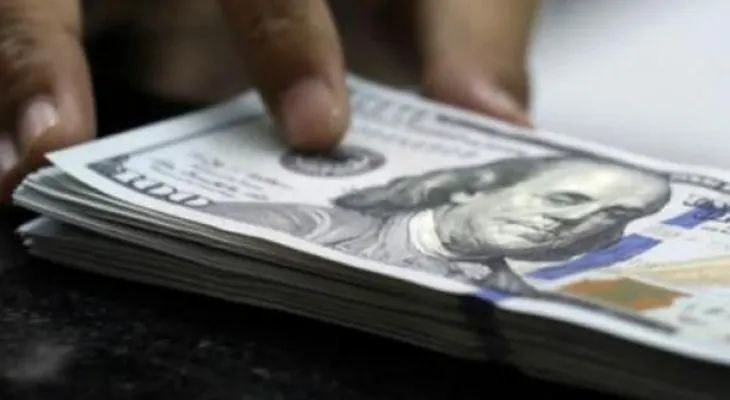 Dos de cada 3 estadounidenses ven difícil pagar mil dólares