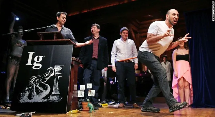 La ley de la micción, huevos 'deshervidos' y pollos dinosaurios ganan premios Ig Nobel