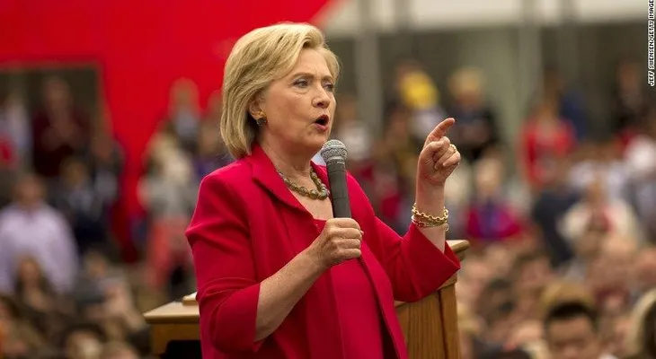 Correos electrónicos de Clinton: croquetas de pescado, programas de televisión y adulaciones