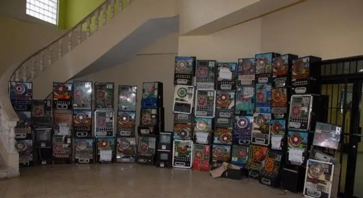Decomisan 53 máquinas tragamonedas en colmadones de la capital