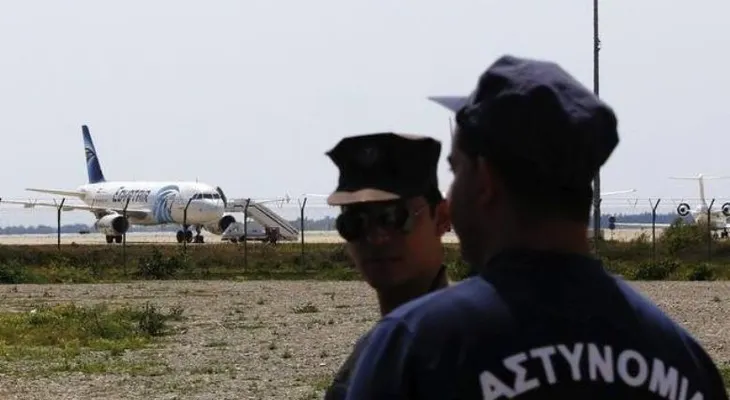 Concluye sin heridos secuestro de avión EgyptAir; se entrega su raptor