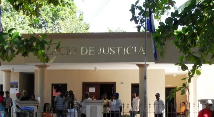 Imponen prisión contra dos fiscales acusados de recibir sobornos