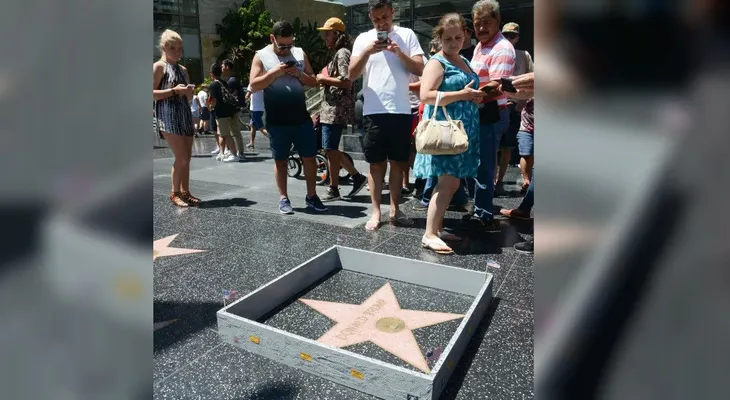 Artista construye un muro alrededor de la estrella de Donald Trump en el Paseo de la Fama en Hollywood