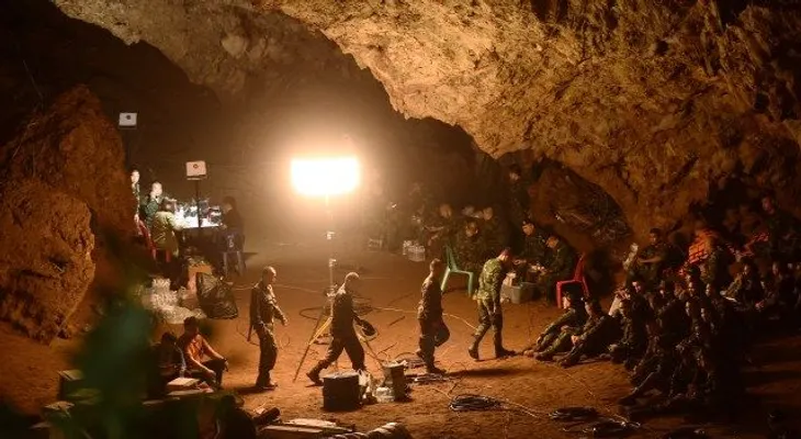 Socorristas tratan de rescatar a 12 niños de un equipo de fútbol atrapados hace tres días en una cueva inundada de Tailandia